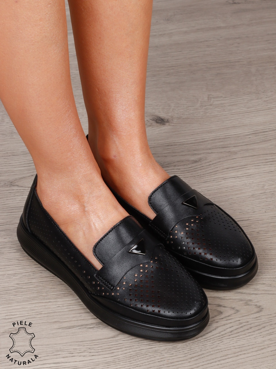 Mocasini Dama din Piele Naturala Perforata cu Accesoriu Metalic CRL1301 NEGRU