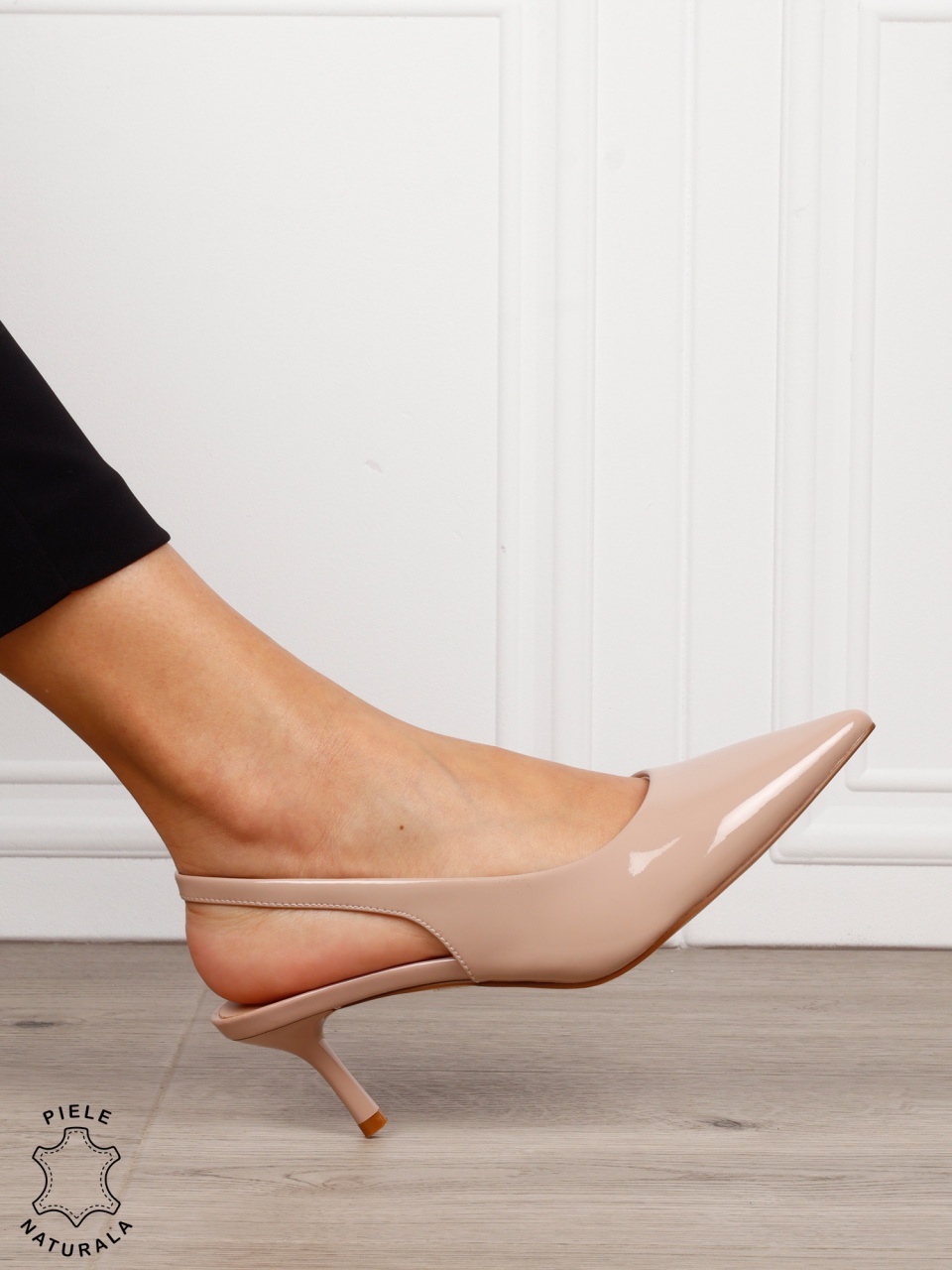 Pantofi dama eleganti din piele naturala cu toc subtire si varf ascutit CRL1616 Bej