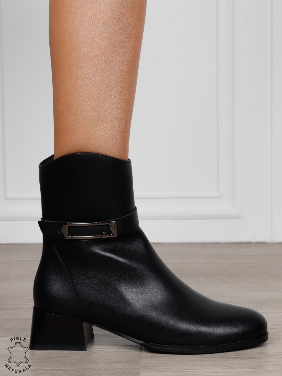 Botine dama din piele naturala cu detaliu metalic si toc CRL1828 NEGRU