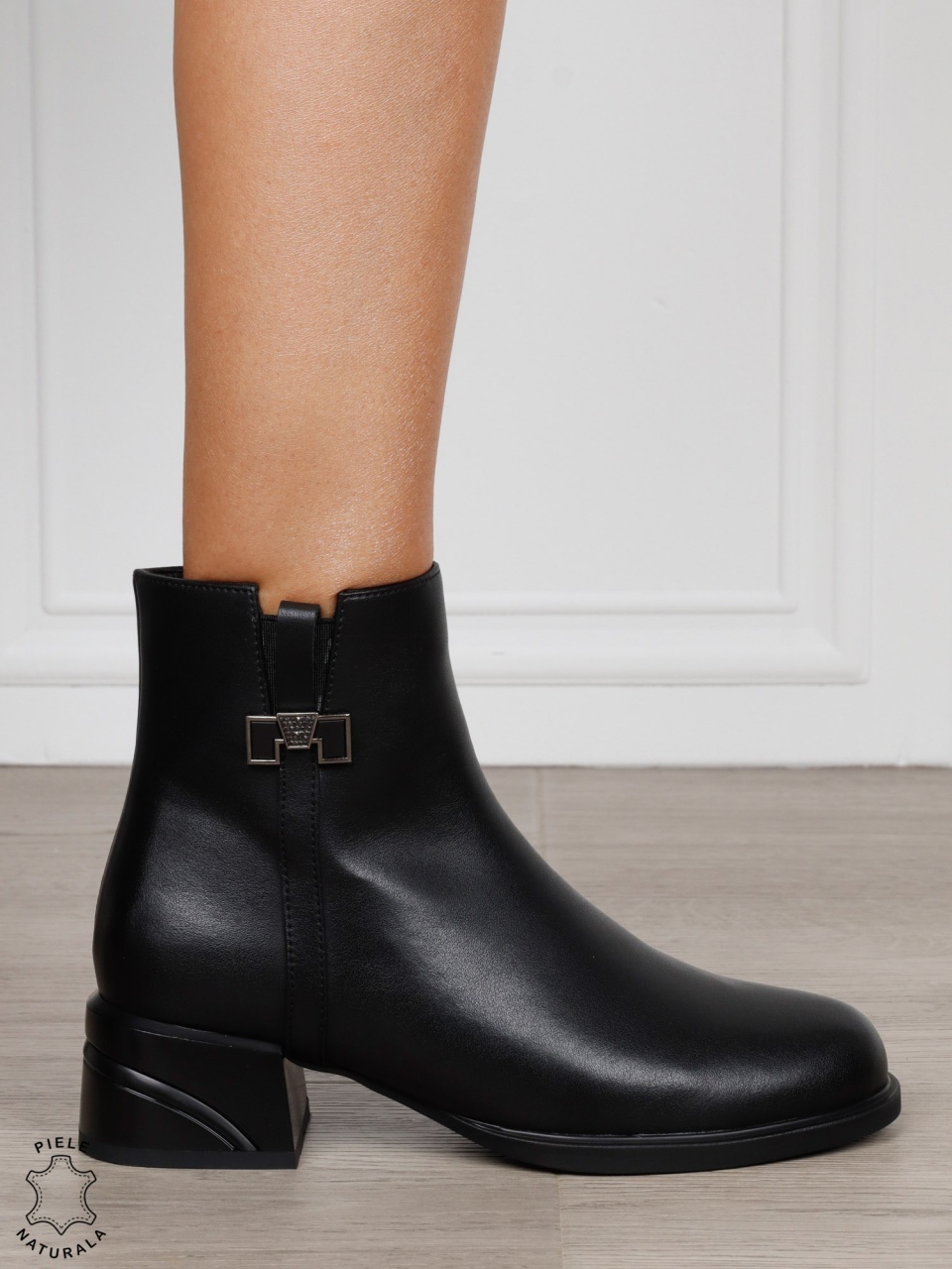 Botine dama din piele naturala cu ornament metalic CRL1837 NEGRU