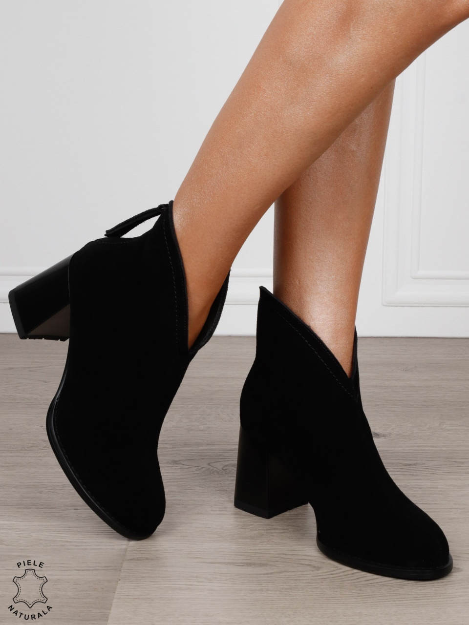 Botine dama din piele naturala intoarsa cu toc inalt si varf rotunjit CRL1827 NEGRU