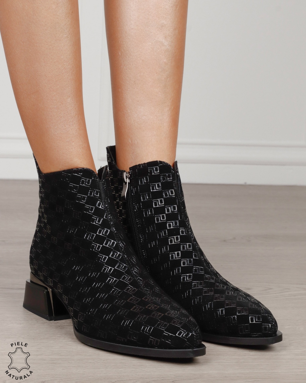 Botine dama din piele naturala intoarsa, cu model imprimat si detalii metalice CRL1884 NEGRU